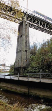 Schwere Zugkompositionen können die eiserne Sorntalbrücke nicht befahren. (Bilder: Urs Frauenknecht)