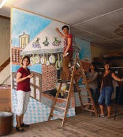 Märchentheater-Frauen an der Arbeit: Ariane Thür Wenger, Raffaela Fluri, Christine Musits und Cornelia Truninger (von links). (Bild: Ursina Ghilardi)