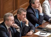 Andrej Babiš (Mitte) bei der gestrigen Vertrauensabstimmung im tschechischen Parlament in Prag. (Bild: Martin Divisek/EPA)