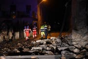 Retter in der Stadt Visso, die vom Erdbeben erschüttert worden ist. (Bild: MATTEO CROCCHIONI (AP ANSA))