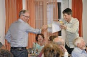 Gemeindepräsident Ueli Graf (links) nimmt das Geschenk vom Präsidenten des Solarvereins Rehetobel, Christian Eisenhut, entgegen. (Bild: jem)