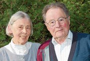 Greti und Hans Ueli Hohl aus Lachen-Walzenhausen feierten die diamantene Hochzeit. Sie blicken auf ein hochinteressantes Leben in der Schweiz und im Ausland zurück. (Bild: Isabelle Kürsteiner)