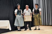 Albert Hässig von der Schützengesellschaft Waldstatt wird für 50 Jahre Mitgliedschaft im Kantonalschützenverein geehrt. (Bild: PAG)