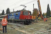 Der Eurocity Zürich-München passiert den Langenweg zur Lindauer Insel, wo der Bau für die Unterführung begonnen hat. (Bild: Ulrich Stock)
