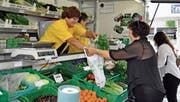 Verena Keller und Verena Diener bedienen Kundinnen. (Bild: Iliana Perera)
