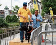 Peter Danuser, Präsident des Lions Club Herisau, lässt sich vom Blindenführhund Aiko durch den Parcours führen. (Bild: PD)
