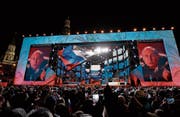 Wladimir Putin lässt sich nach der Wahl von seinen Anhängern feiern. (Bild: Pavel Golowkin/AP (Moskau, 18. März 2018))
