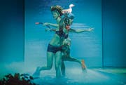 Eine Szene aus dem Musical «Seegfrörni»: Im See treffen sich die Bürgermeisterkinder und verlieben sich. (Bild: Andrea Stalder)
