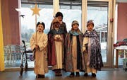 Die prachtvoll gekleideten Sennwalder Sternsinger. (Bild: PD)