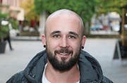 Pascal Kern ist Schlagzeuger der Rheinecker Band Woodbridge, die ihr zehnjähriges Bestehen in Rorschach feiert. (Bild: Res Lerch)