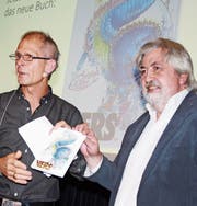 Autor und Verleger: Christoph Sutter nimmt das Buch von Ernst Imfeld entgegen. (Bild: Markus Bösch)