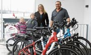 Die Initianten der E-Bike-Vermietung, Carina Zahn und Urs Wenger. Im Veloanhänger sitzen Nyla und Lyan Zahn. (Bild: Dieter Ritter)