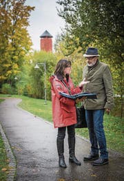 Stadträtin Dorena Raggenbass und Bernard Roth schauen sich den Standort an. (Bild: Reto Martin)