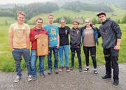 Der Jungschützenkurs Wildhaus mit seinem Leiter Stefan Steiner und Tagessiegerin Angela Rutz (Mitte), Laad-Nesslau. (Bild: pd)