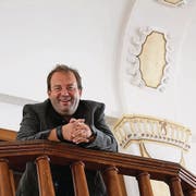Florian Rexer freut sich, dass er für das Projekt Wintertheater den stimmigen Schwertsaal gefunden hat. (Bild: Maya Mussilier)