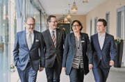 Die FDP Thurgau schreitet voran: Nationalrat Hermann Hess, Kantonalpräsident Walter Schönholzer, Flandrina von Salis, Mitglied der Parteileitung, und Marcel Schuler, Vorstand der Jungfreisinnigen, im Eingangsbereich der Klinik Schloss Mammern. (Bild: Donato Caspari)