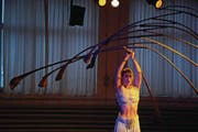 Auch Marula, die jüngste Tochter von Mädir Eugster, probt die «Sanddornbalance» ihres Vaters und hofft auf ein Engagement beim Cirque du Soleil. (Bilder: Michael Hug)