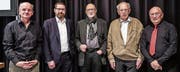 Buchgestalter Ueli Mattenberger, Gemeindepräsident Thomas Goldinger, Autor Ernst Trachsler, Fotograf Ruedi Götz und Stiftungspräsident Hermann Stamm an der Buchvernissage. (Bild: Gabi Doggweiler)