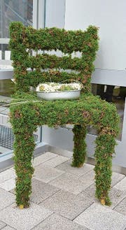Ein bemooster Stuhl als Festschmuck. (Bild: PD)