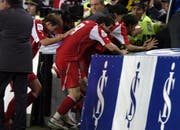 Johann Vogel, Alex Frei and Tranquillo Barnetta flüchten nach dem Schlusspfiff in Istanbul in die Kabine. (Bild: Keystone)