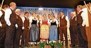 Der Jodelklub Alvier, Leitung Timo Allemann (ganz rechts), bei der diesjährigen Unterhaltung im Seveler Gemeindesaal. (Bilder: Adi Lippuner)