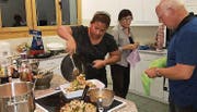 Bei der Zubereitung der thailändischen Speisen wurde die Kursleiterin aktiv unterstützt…