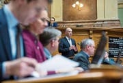 Der Bundesrat um Alain Berset kann mit den Parlamentsbeschlüssen gegen Versicherungsbetrüger leben. (Bild: Peter Klaunzer/Keystone)