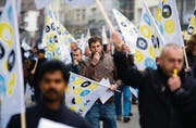Mit Fahnen und Trillerpfeifen zogen die Mitarbeiter der Swissprinters durch St. Gallen. (Bild: Michel Canonica)