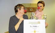 Anita Scheidegger übergibt Christine Lienhard den Cheque. (Bild: PD)