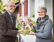 Martin Imboden, Gemeindepräsident von Wuppenau, überreicht Sylvia Schweizer das Präsent. (Bild: Reto Martin)