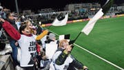 Begeistert schwingen die Kinder die Fahnen mit den Clubfarben des FC Wil. (Bilder: Christoph Heer)