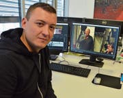 Fernsehproduzent Christian Masina am Arbeitsplatz, wo er gestern die besten Szenen von Roger Nater auswählte. (Bild: Roger Fuchs)