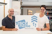 Roland Geiger und Lukas Zogg stehen hinter der Tischmesse in der Bitzihalle. (Bild: Thi My Lien Nguyen)