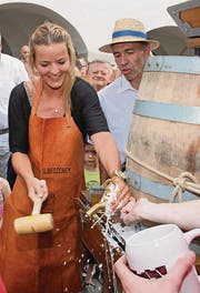 Stephanie Haag zapft das erste Fass der diesjährigen Hofchilbi an.