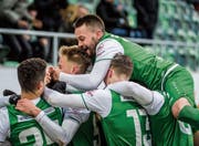 Die St. Galler Spieler bejubeln den Treffer zum 1:0 durch Stjepan Kukuruzovic. (Bild: Michel Canonica)