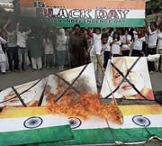 In Pakistan brannten am Unabhängigkeitstag indische Flaggen. (Bild: K.M. Chaudary/KEY (Lahore, 15. August 2017))