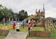 Den Töggelikasten und den Wasserrutschturm haben die Pfadfinder für das Jubiläumsfest aufgebaut. (Bilder: kmg.)