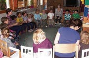 Im Kreis: Die Kinder im Montessori-Kinderhaus mit den Leiterinnen. (Bild: pd)