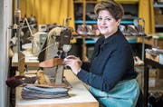Ena Ringli in ihrer Schuhmanufaktur. (Bild: Reto Martin (Oktober 2016))