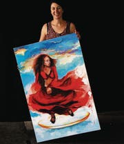 Mirjam Hadorn zeigt ein Bild der aus Albanien stammenden Luzerner Künstlerin Kadrie Rodenhäuser. (Bild: Sabine Schmid)