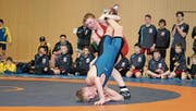 Der Ringerclub Oberriet-Grabs zeigte sich von der besten Seite: Samuel Vetsch setzt seinem Gegner zu. (Bild: PD)