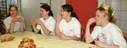 In der Backstube der Bäckerei Beerle in Goldach waren die Lehrlinge Sabrina Laszlo und Nadja Matt Königinnen für einen Tag. (Bilder: Leonie Müller)