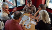 Gruppenarbeit am Tisch: Eine Ortskarte hilft, die Region besser kennen zu lernen. (Bild: Max Eichenberger)