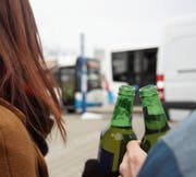 Alkoholisierte Personen auf dem Bahnhofplatz Wil sind ein Ärgernis. (Bild: Simon Dudle)