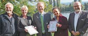 Daniel Wittwer, Präsident Alzheimer Thurgau (Mitte), überreichte die Demenz-Fokuspreise. Gemeindepräsident Claus Ullmann, Gemeinderätin Heidi Springmann (Eschenz), Gemeinderätin Karin Vetterli-Ruh und Gemeindepräsident Harry Müller (Wagenhausen) freuten sich über die Auszeichnung. (Bild: Margrith Pfister-Kübler)