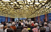 Pfarrer Arno Stöckle predigt vor den Besuchern im gut besetzten Saal der «Arenenberg». (Bild: Margrith Pfister-Kübler)