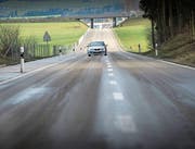 Die Strasse von Gossau Richtung Niederwil gilt wegen der langen Geraden als Raserstrecke. (Bild: Ralph Ribi)