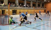 Einfach schneller: Fabian Grässli fegt leichtfüssig mit dem Ball an der Kelle an seinen Gegnern vorbei. (Bild: Miriam Küpper)