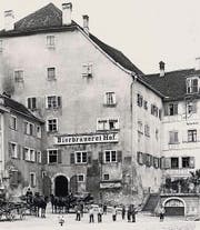 Die Bierbrauerei mit Fuhrwerken.