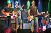 Die Musik der einheimischen Pearlbreakers gefiel den Besuchern im Fabriggli. (Bilder: Julia Kaufmann)
